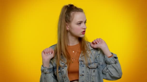 Meisje wijst rond met vingerpistool gebaar, kijkt zelfverzekerd, maakt keuze, schiet moorden — Stockvideo