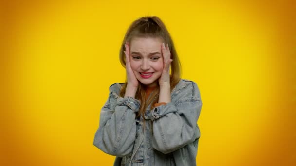 Rädd rädd rädd deprimerad flicka uttrycker sin rädsla och vinkar händerna bort från fara, vinka ingen — Stockvideo