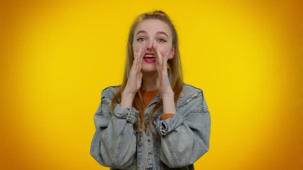 Mädchen schreien mit der Hand in der Nähe des Mundes, winken und grüßen mit der Hand, als jemand Hallo ruft — Stockvideo