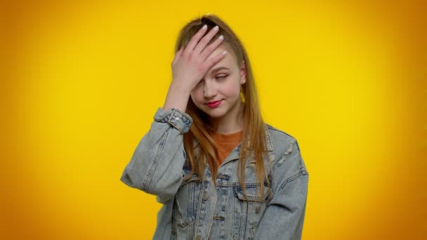 Zdenerwowany nastolatek stylowe dziewczyna co twarz dłoni gest, uczucie znudzony, rozczarowany w wyniku, złe wieści — Wideo stockowe