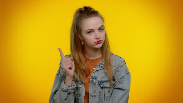 Mädchen schüttelt Finger und sagt Nein, sei vorsichtig, schimpft, gibt Ratschläge, um Gefahr zu vermeiden Fehler — Stockvideo
