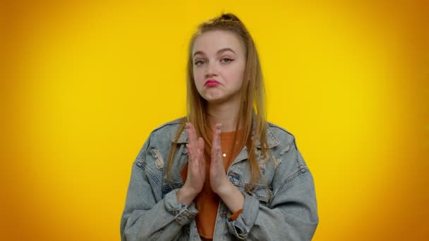 Dospívající stylová dívka v džínové bundě ukazující palce nahoru a přikyvující na souhlas, úspěšná dobrá práce — Stock video
