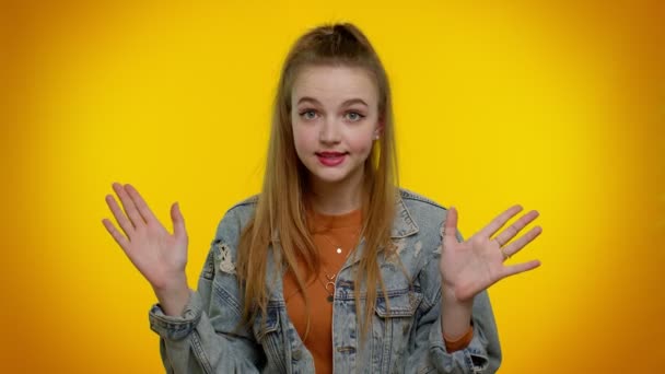 Teenager dívka varování s důrazným gestem prstu, říká ne, buďte opatrní, rada vyhnout nebezpečí — Stock video