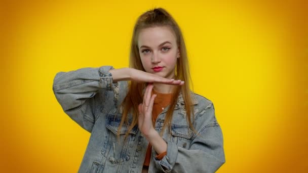 Müde ernsthafte Teenie-Mädchen zeigt Time-Out-Geste, Begrenzung oder Stoppschild, kein Druck, ich brauche mehr Zeit — Stockvideo