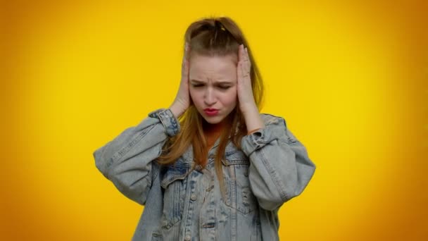 Chica irritada frustrada cubriendo oídos, evitando consejos ignorando el ruido desagradable voces fuertes — Vídeo de stock