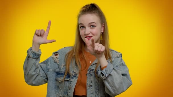 Dívka ukazuje gesto poraženého a ukazuje na tebe, obviňuje tě z neúspěšného šikany — Stock video