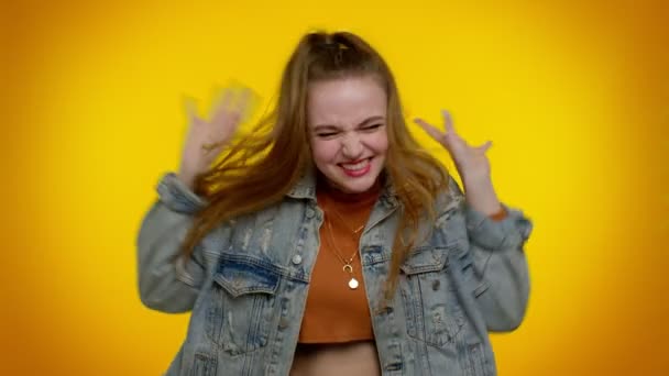 Adolescente chica en chaqueta de mezclilla demostrando la lengua hacia fuera, jugando, haciendo caras tontas, locura — Vídeo de stock