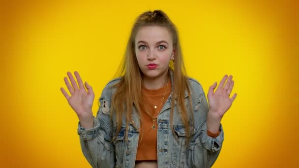 Ragazza adolescente confusa che punta le dita si chiede dire chi è perché me no grazie non ne ho bisogno — Video Stock
