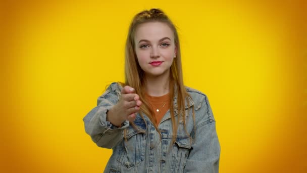 Vriendelijk meisje strekkende hand naar camera, het aanbieden van handdruk, begroeting met vriendelijke glimlach, verwelkomen — Stockvideo
