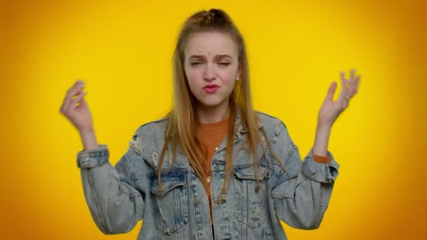 Frustrerad flicka skriker av stress spänningsproblem känns skräck hopplöshet rädsla överraskning chock — Stockvideo