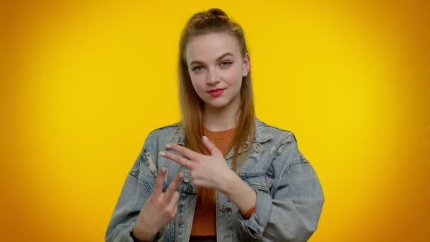 陽気なティーンの女の子は、手でハッシュタグのシンボルを示す、タグの付いたメッセージ、人気のウイルスコンテンツが好き — ストック動画