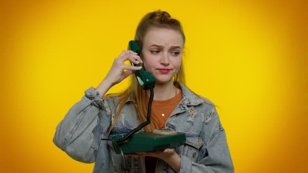 Nebună sinceră adolescentă vorbind pe telefon vintage cu fir de 80 de ani, păcălind, făcând fețe stupide amuzante — Videoclip de stoc