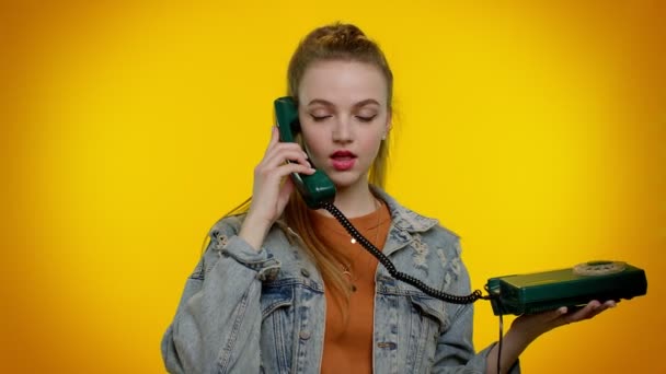 Alegre teen menina secretária falando no com fio vintage telefone de 80, diz hey você ligar-me de volta — Vídeo de Stock