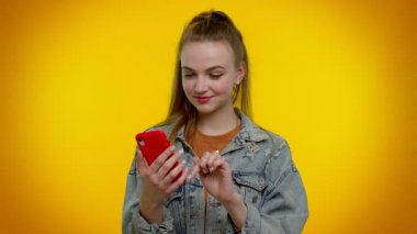 Web 'de yeni gönderi yazan cep telefonu kullanan kız, SMS iletisi, gezinme, sosyal ağların bağımlılığı