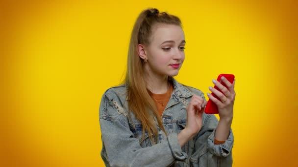 Tonåring flicka använda mobiltelefon surfa, förlorar, förvånad plötsliga lotteri resultat, olycka, förlust — Stockvideo