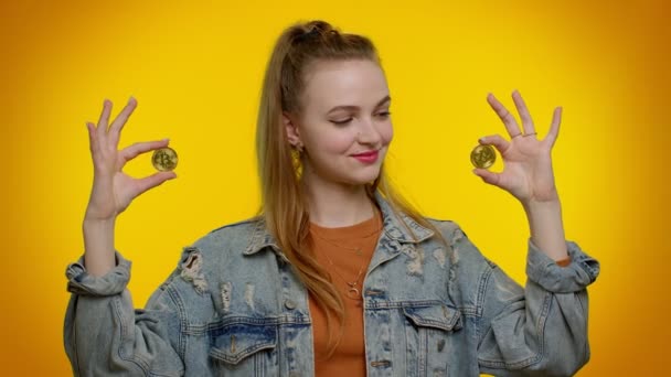 Teenager κορίτσι δείχνει χρυσά bitcoins, καριέρα, επένδυση cryptocurrency, εξόρυξη, μελλοντική τεχνολογία — Αρχείο Βίντεο