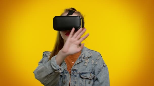 Menina usando realidade virtual futurista tecnologia VR capacete headset para jogar simulação 3D vídeo game — Vídeo de Stock