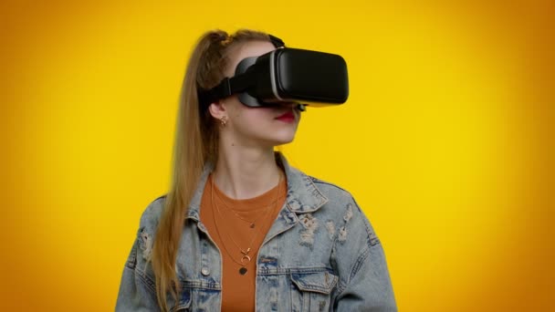 Mädchen mit Virtual-Reality-futuristische Technologie VR-Headset Helm Simulation 3D-Videospiel zu spielen — Stockvideo