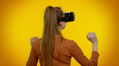 Sanal gerçeklik teknolojisi kullanan kız 3D video oyunu canlandırmak için VR kulaklık
