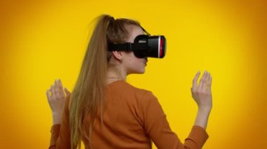 Sanal gerçeklik teknolojisi kullanan kız 3D video oyunu canlandırmak için VR kulaklık