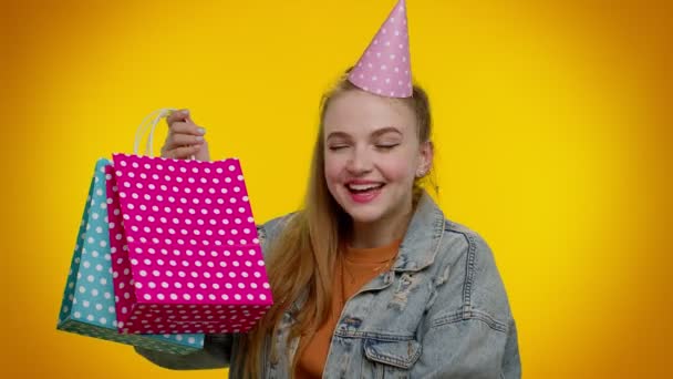 Teenie-Mädchen zeigt Einkaufstüten, Werberabatte, niedrige Preise, Shopping am Black Friday Feiertag — Stockvideo