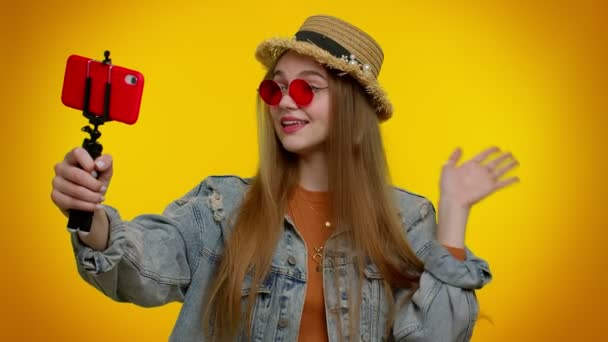 Chica blogger viajero en gafas de sol, tomando selfie en el teléfono móvil, comunicando videollamada en línea — Vídeos de Stock