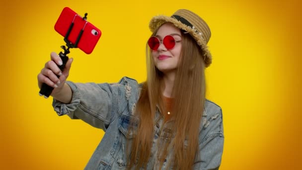 Блогер-путешественница в солнечных очках, делает селфи на мобильном телефоне, общается с видео-звонком онлайн — стоковое видео