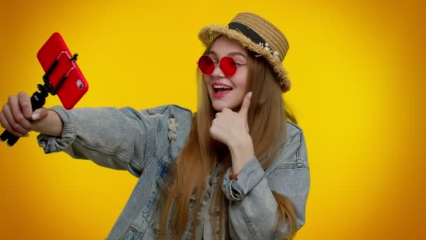 Chica blogger viajero en gafas de sol, tomando selfie en el teléfono móvil, comunicando videollamada en línea — Vídeos de Stock