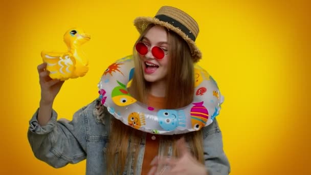 Turysta stylowa dziewczyna taniec zabawy z pływania pierścień i kaczka zabawki podróży w weekendy — Wideo stockowe