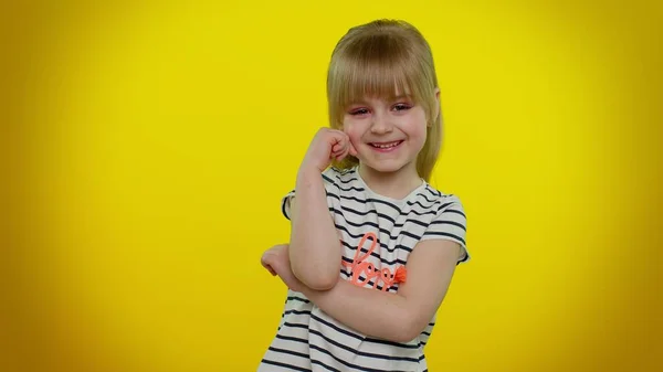 Csinos mosolygós kis szőke tini gyerek lány pózol elszigetelt sárga stúdió háttér — Stock Fotó