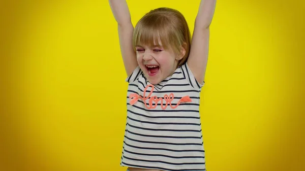 Kis tini gyerek lány ünnepli siker győzelem sikoly örül csinál győztes kéz gesztus mondani Igen — Stock Fotó