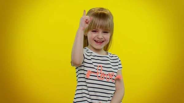 Εμπνευσμένο παιδί κάνει χειρονομία σηκώνει το δάχτυλο ήρθε με δημιουργικό σχέδιο αισθάνεται ενθουσιασμένος με την καλή ιδέα — Φωτογραφία Αρχείου