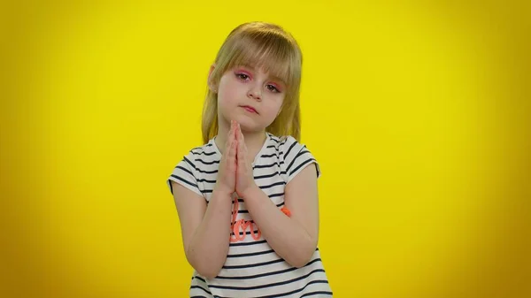 Niña sinceramente orando a Dios y mirando hacia arriba con expresión suplicante, pidiendo disculpas, ayuda — Foto de Stock