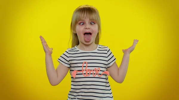 Muchacha divertida del niño haciendo expresiones faciales tontas juguetonas y muecas, engañando, mostrando la lengua —  Fotos de Stock