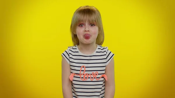 Tiener kind meisje het maken van grappig dom gezicht uitdrukkingen en grimmig, gek, tongzoenen — Stockfoto