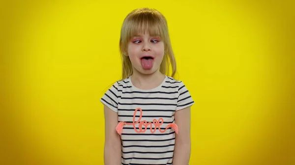 Engraçado criança menina fazendo brincalhão expressões faciais bobas e sorrir, enganando, mostrando a língua — Fotografia de Stock