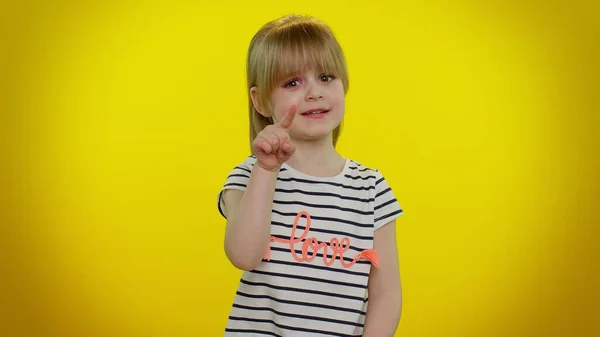 Rolig lekfull blond unge barn ler upphetsat, pekar på kameran, skönhet välja lycklig vinnare — Stockfoto