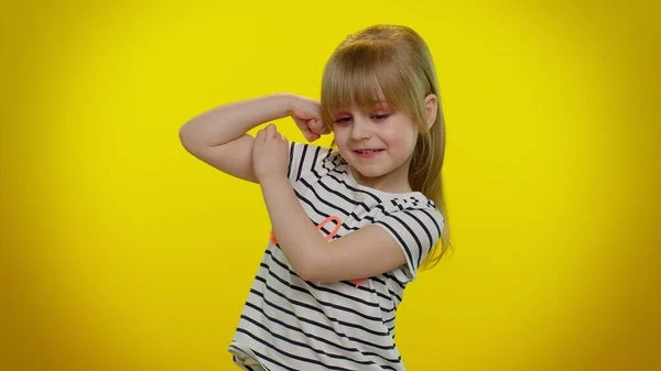 Liten stark unge barn flicka visar biceps och känsla makt styrka, energi för att vinna framgång vinna — Stockfoto