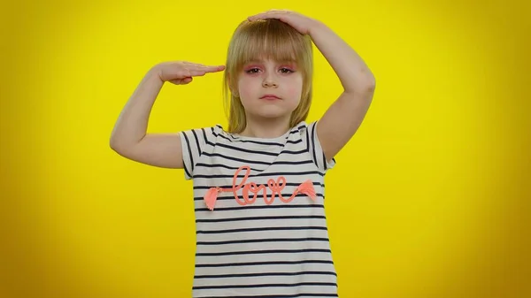 Verantwoordelijk tiener kind meisje geven groet luisteren naar orde als soldaat, na discipline — Stockfoto