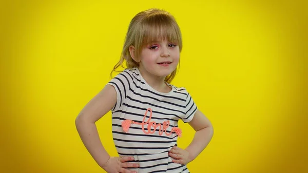 Sorrindo muito pouco loira adolescente criança menina posando isolado no estúdio amarelo fundo — Fotografia de Stock