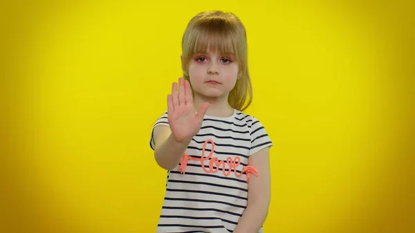 Niña niña dice que no agarre la palma de la mano cruzada doblada en gesto de stop, advertencia de acabado — Foto de Stock