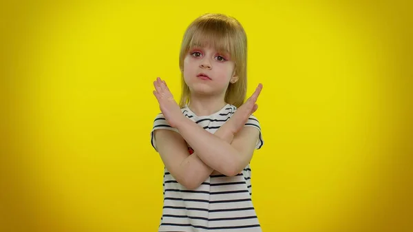 Kleines Kindermädchen sagt Nein zum Halten der Handfläche gefaltete Hände in Stop-Geste, Warnung vor dem Ende — Stockfoto