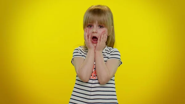 Asustado niño temeroso expresa su miedo y agita sus manos lejos del peligro, saludando no, escondiéndose — Foto de Stock