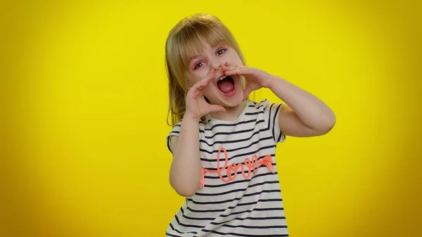 Niña adolescente rubia pequeña niña en camiseta gritando hola, saludando de la mano, dando la bienvenida con gesto de hola —  Fotos de Stock