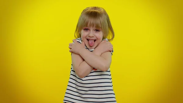 Grappig speels blond kind meisje 5-6 jaar oud gespreide handen en geef omhelzing knuffel aan u, liefde gevoel — Stockfoto
