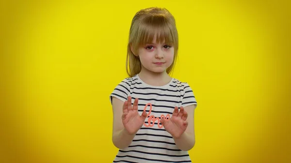 Niño niña advertencia con señal de gesto de dedo amonestación, diciendo que no, tenga cuidado, evitar el peligro —  Fotos de Stock