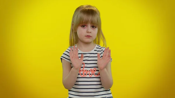 Retrato de un niño rubio señalando con los dedos el propio niño pregunte quién soy no gracias no lo necesito — Foto de Stock