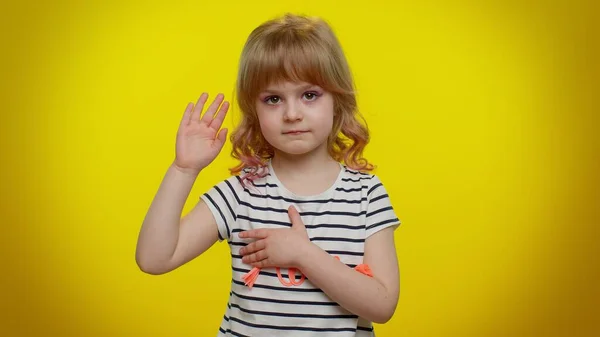 Kind kind zweren om eerlijk te zijn, aising hand om eed af te leggen beloven om de waarheid te vertellen hand op hand houden op de borst — Stockfoto