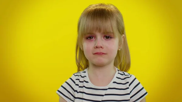 Decepcionado niño molesto niña con lágrimas en los ojos llora de desesperación triste a causa de las cosas injustas —  Fotos de Stock