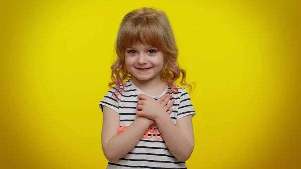 Портрет блондинка ребенок указывая пальцами себя спросить, кто я нет, спасибо мне не нужно — стоковое фото